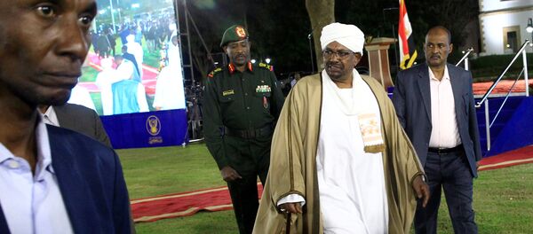 الرئيس السوداني عمر البشير يغادر بعد إلقاء خطابه في قصر الرئاسة في الخرطوم الرئيس السوداني عمر البشير يغادر بعد إلقاء خطابه في قصر الرئاسة في الخرطوم - سبوتنيك عربي