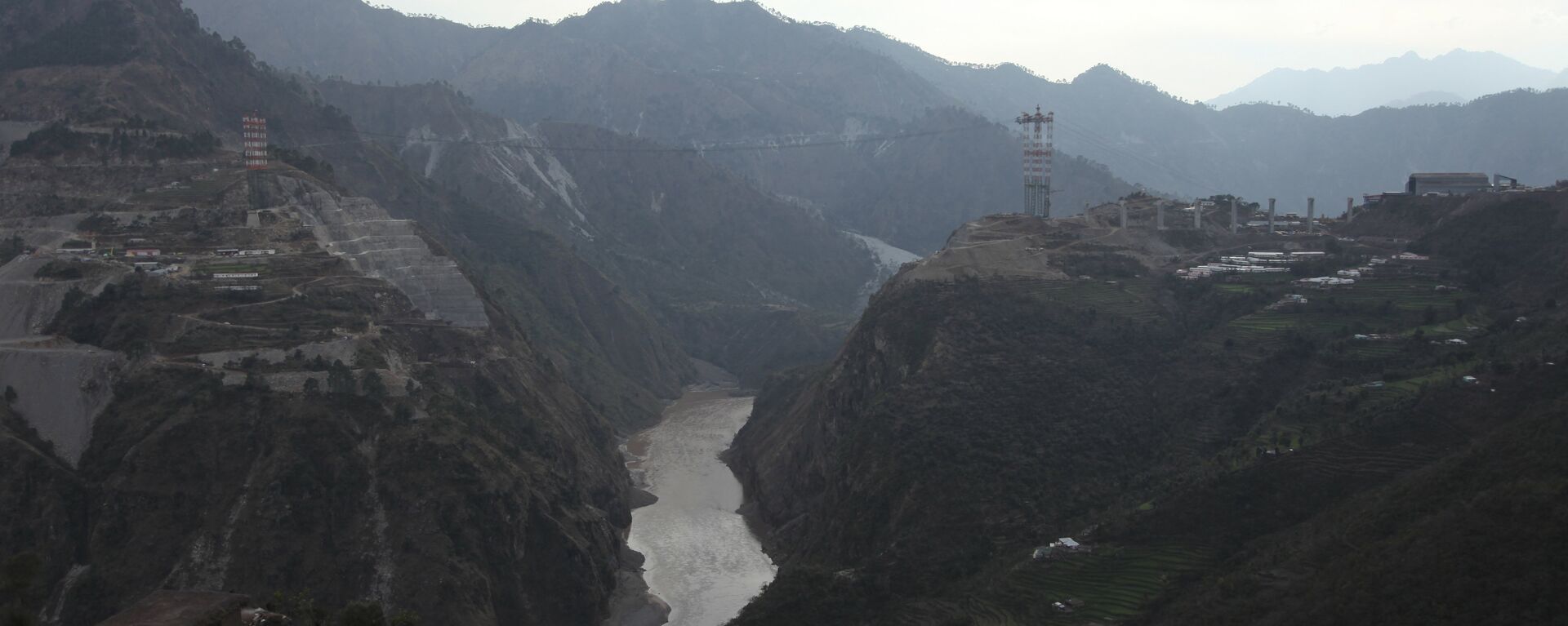 جسر لسكة حديدية فوق نهر شيناب في منطقة كشمير، الهند، مارس/ آذار 2015 - سبوتنيك عربي, 1920, 17.10.2023
