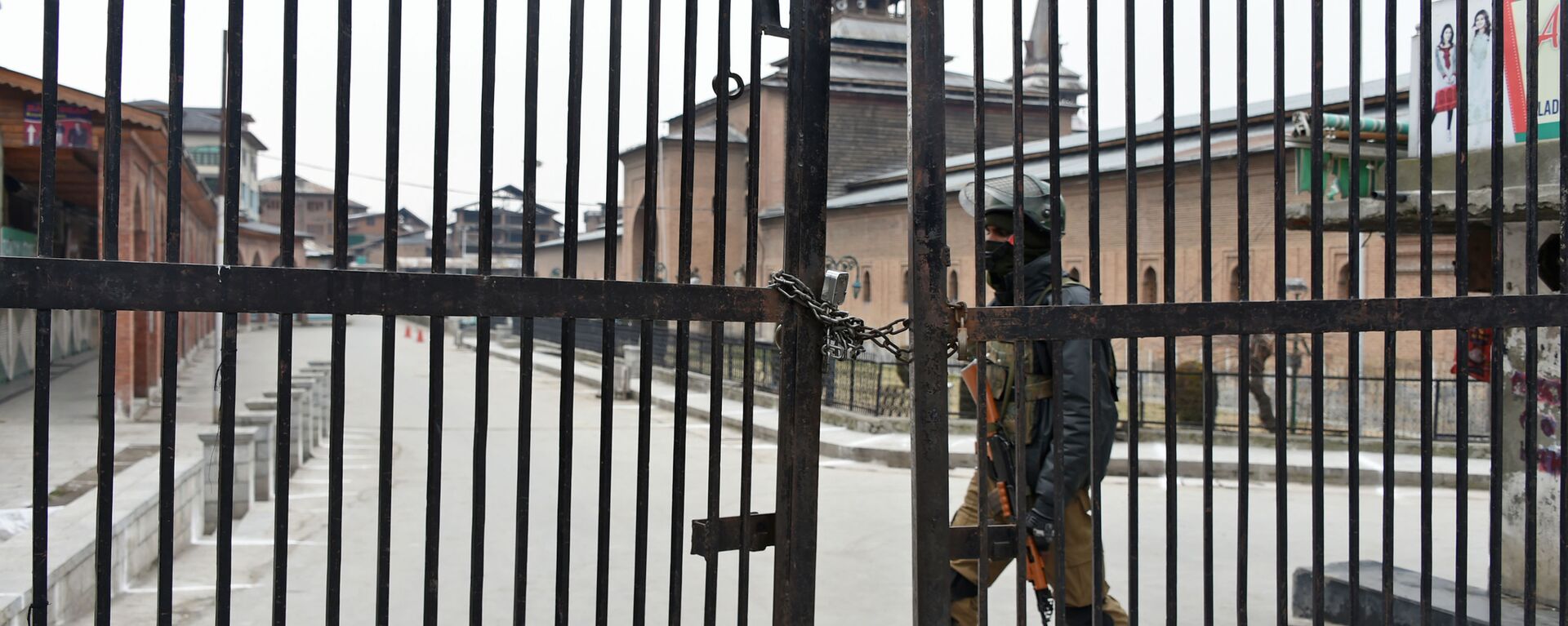 تصاعد التوتر بين الهند و باكستان - جندي هندي بالقرب من مسجد جاميا في سريناغار، كشمير، 1 مارس/ آذار 2019 - سبوتنيك عربي, 1920, 02.01.2023