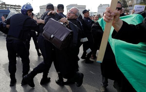 محاولة الشرطة لتفريق المحامين الذين يحاولون شق طريقهم إلى المجلس الدستوري خلال احتجاج على ترشح بوتفليقة - سبوتنيك عربي
