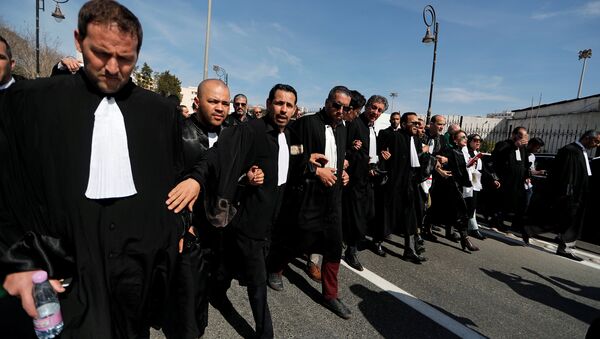 خروج مئات المحامين  في الجزائر احتجاجا على إعادة ترشيح الرئيس الجزائري عبد العزيز بوتفيلقة - سبوتنيك عربي