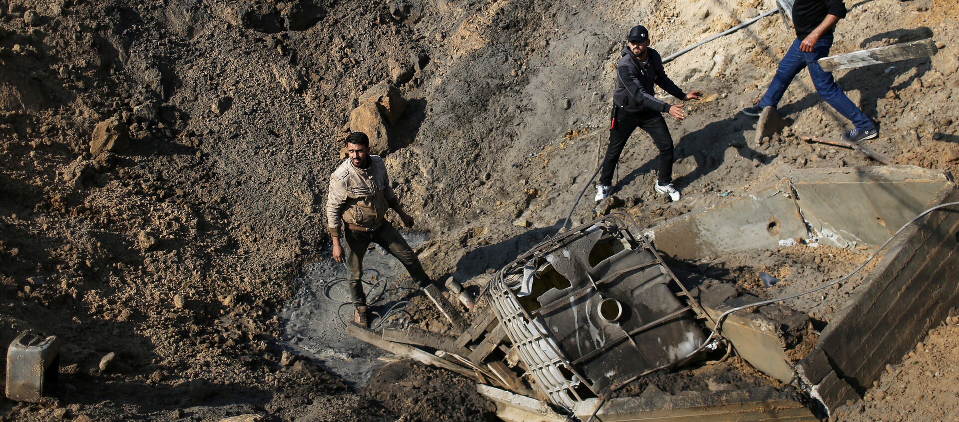 فلسطينيون يتفقدون موقع غارة جوية إسرائيلية على ميناء قيد الإنشاء في جنوب قطاع غزة فلسطينيون يتفقدون موقع غارة جوية إسرائيلية على ميناء قيد الإنشاء في جنوب قطاع غزة - سبوتنيك عربي, 1920, 18.03.2019