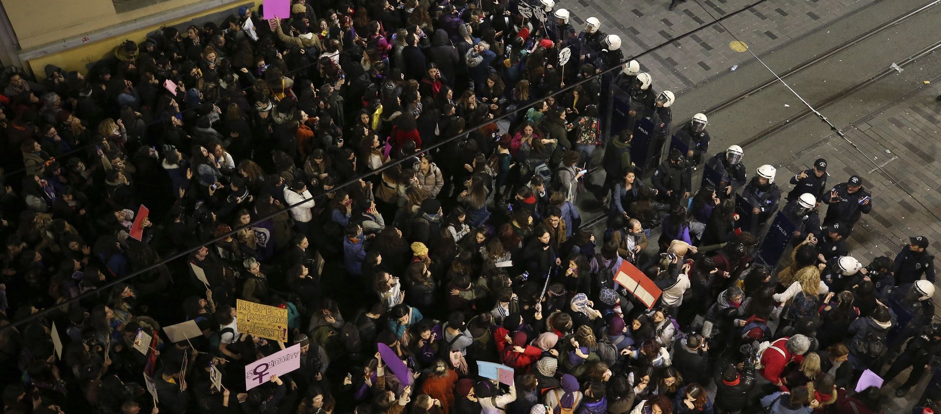 الشرطة التركية تعترض مسيرة نسائية - سبوتنيك عربي, 1920, 08.03.2019