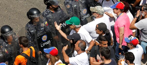 أنصار المعارضة في تجمع ضد حكومة الرئيس الفنزويلي نيكولاس مادورو في كاراكاس - سبوتنيك عربي