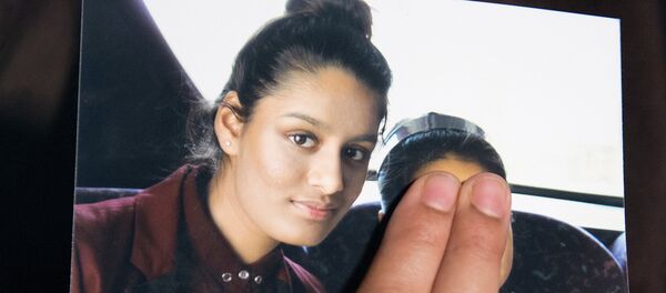 رينو بيجوم شقيقة الفتاة البريطانية الشابة شاميما بيجوم تحمل صورة لأختها وهي تناشدها أن تعود إلى منزلها في لندن - سبوتنيك عربي