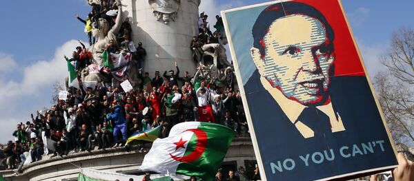احتجاجات ترفع صورة الرئيس الجزائري عبد العزيز بوتفليقة - سبوتنيك عربي