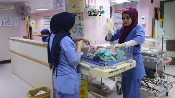 الشابة الفلسطينية سارة أبو طقية (يمين)، 23 عاما، تعمل في مستشفى الأهلي، 10 فبراير/ شباط 2019 الشابة الفلسطينية سارة أبو طقية (يمين)، 23 عاما، تعمل في مستشفى الأهلي، 10 فبراير/ شباط 2019 - سبوتنيك عربي