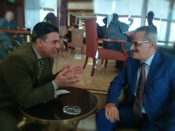 الدكتور عبدالله لملس، وزير التربية والتعليم في حكومة الرئيس عبد ربه منصور هادي مع مراسل سبوتنيك  - سبوتنيك عربي