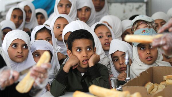 تلاميذ يمنيين ينتظرون وجبات مدرسية مجانية في إحدى مدارس صنعاء في 19 فبراير / شباط 2019 - سبوتنيك عربي