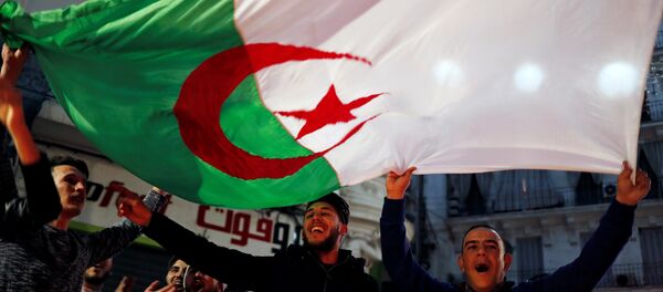 رد فعل الجزائريين بعد إعلان الرئيس عبد العزيز بوتفليقة عدم ترشحه لفترة خامسة يوم 11 مارس / أذار 2019 رد فعل الجزائريين بعد إعلان الرئيس عبد العزيز بوتفليقة عدم ترشحه لفترة خامسة يوم 11 مارس / أذار 2019 - سبوتنيك عربي