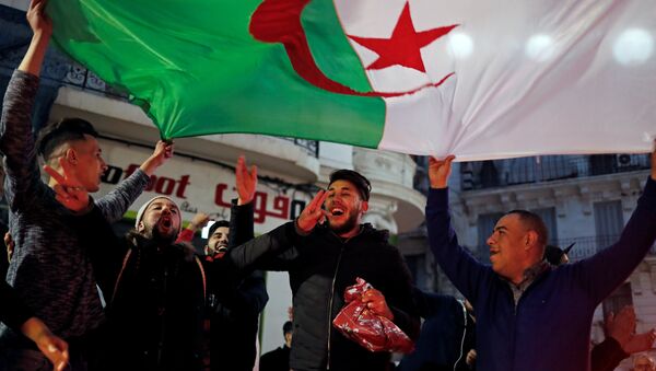 احتفالات الشارع الجزائري بقرار بوتفليقة عدم الترشح للرئاسة - سبوتنيك عربي