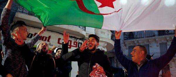 احتفالات الشارع الجزائري بقرار بوتفليقة عدم الترشح للرئاسة احتفالات الشارع الجزائري بقرار بوتفليقة عدم الترشح للرئاسة - سبوتنيك عربي