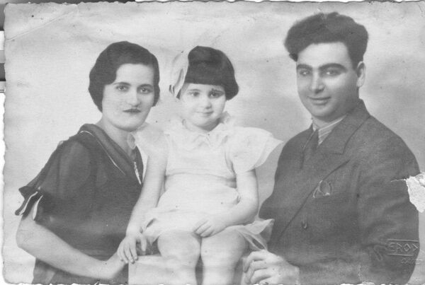 ماري وأبوها إيليا وأمها لياندرا 1934 تقريبا - سبوتنيك عربي