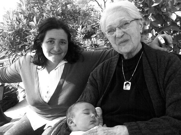 ماري/نائلة مع ابنتها دينا وحفيدها آدم سنة 2009 - سبوتنيك عربي