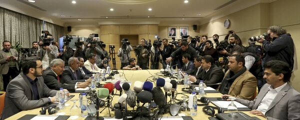 اجتماع سابق بين وفد من الحكومية اليمنية ووفد من جماعة أنصار الله (الحوثيين) - سبوتنيك عربي