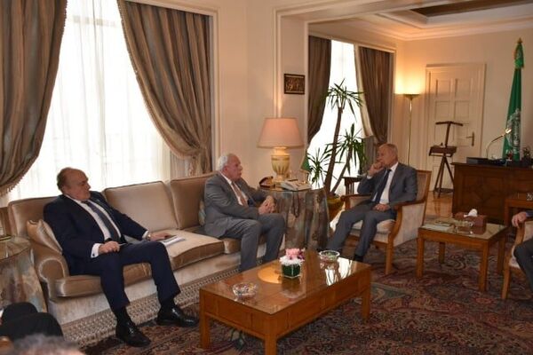 أحمد أبو الغيط أمين عام جامعة الدول العربية مع رياض المالكي وشكري بشارة، وزيري خارجية ومالية دولة فلسطين - سبوتنيك عربي