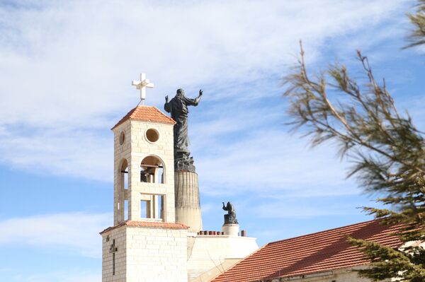 أكبر تمثال للسيد المسيح في العالم العربي يعتلي أعلى قمم القلمون شمال دمشق - سبوتنيك عربي