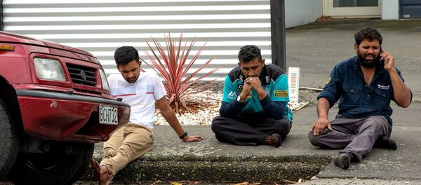 مواطنون خارج مسجد نيوزيلندا - سبوتنيك عربي