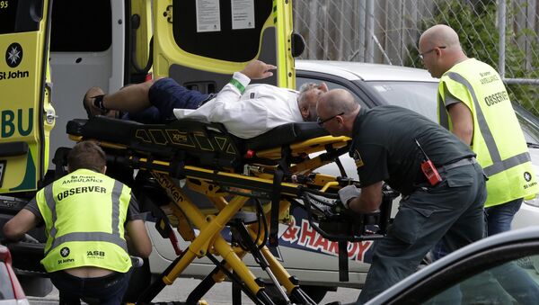 مساعدة الجرحى بعد الهجوم الإرهابي على مسجدين في نيوزيلاندا - سبوتنيك عربي
