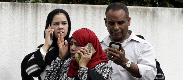 المواطنون بالقرب من مسجد النور بعد الهجوم الإرهابي في نيوزيلاندا - سبوتنيك عربي