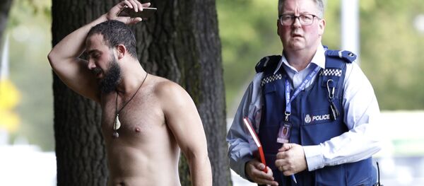 رجل وشرطي في مكان الهجوم الإرهابي على مسجد النور في نيوزيلاندا رجل وشرطي في مكان الهجوم الإرهابي على مسجد النور في نيوزيلاندا - سبوتنيك عربي