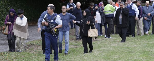 الشرطة والمصلون في مكان الهجوم الإرهابي على مسجدين في نيوزيلاندا الشرطة والمصلون في مكان الهجوم الإرهابي على مسجدين في نيوزيلاندا - سبوتنيك عربي