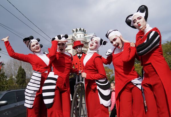 فنانون روس من مسارح الشوارع خلال العرض في ساحة تياترالنايا في سوتشي. - سبوتنيك عربي