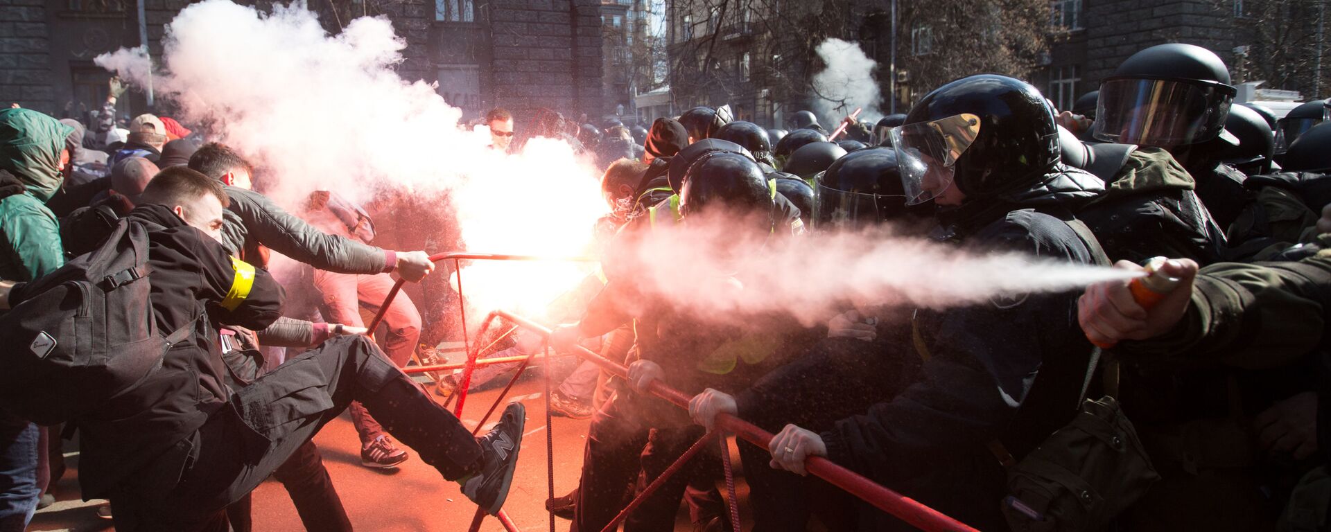 اشتباكات بين القوميين وضباط الشرطة بالقرب من مبنى الإدارة الرئاسية الأوكرانية وسط كييف، اعترضا على السرقة في الصناعة الدفاعية في أوكرانيا - سبوتنيك عربي, 1920, 23.07.2025