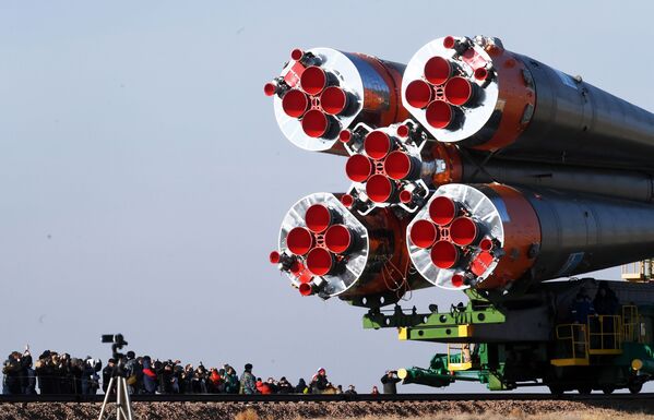 نقل مركبة حاملة الصواريخ سويوز-إف غا مع مركبة الفضاء سويوز-إم سي-12 إلى منصة الإطلاق في قاعدة بايكونور الفضائية، 14 مارس/ آذار 2019 - سبوتنيك عربي