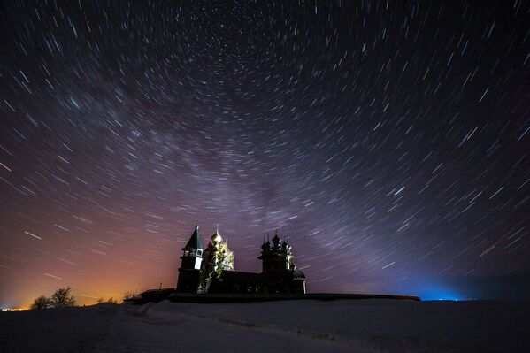 السماء المرصعة بالنجوم فوق محمية متحف كيجي التاريخي والتاريخي والإثنوغرافي في جمهورية كاريليا الروسية - سبوتنيك عربي
