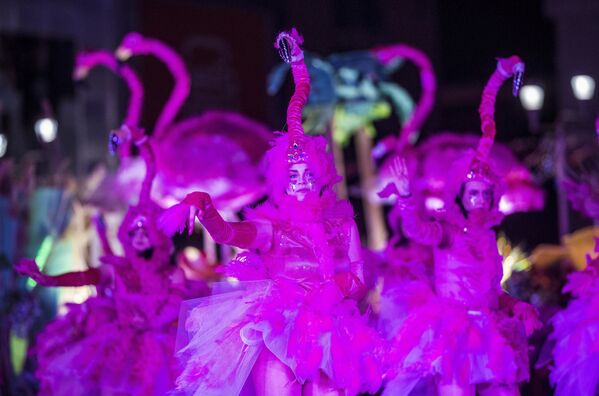 الكرنفال التقليدي Christian Orthodox Lent بمناسبة بدء الصيام العظيم لدى معتنقي المسيحية الأرثوذكسية، في شوارع  مدينة ستروميتسا، مقدونيا 9 مارس/ آذار 2019 - سبوتنيك عربي