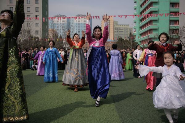 عرض احتفالي في المركز الانتخابي أثناء التصويت في انتخابات مجلس الشعب الأعلى في بيونغ يانغ، كوريا الشمالية 10 مارس/ آذار 2019 - سبوتنيك عربي