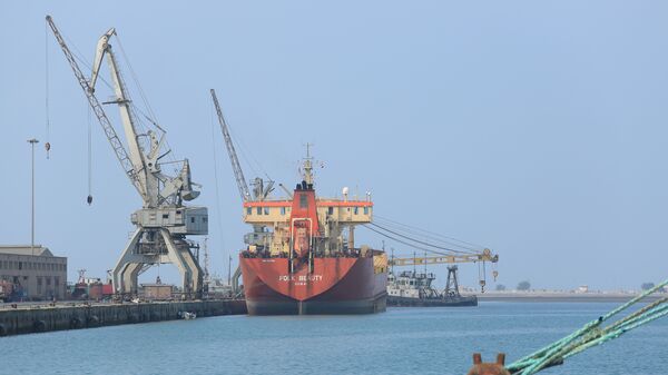 سفينة تحمل شحنة نفط في ميناء الحديدة في اليمن - سبوتنيك عربي