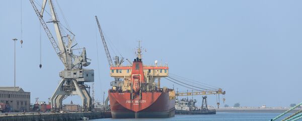 سفينة تحمل شحنة نفط في ميناء الحديدة في اليمن - سبوتنيك عربي