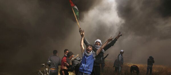 متظاهرون فلسطينيون يصرخون خلال اشتباكات مع القوات الإسرائيلية في احتجاج على الحدود بين إسرائيل وغزة شرق مدينة غزة - سبوتنيك عربي