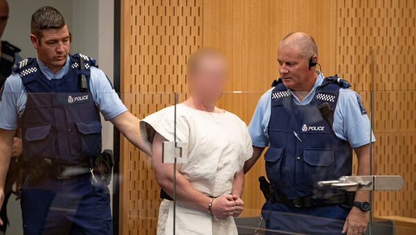 برينتون تارانت المتهم بارتكاب جريمة قتل بهجمات مسجد نيوزيلندا في الطريق إلى قفص الاتهام لمثوله أمام محكمة مقاطعة كرايستشيرش - سبوتنيك عربي