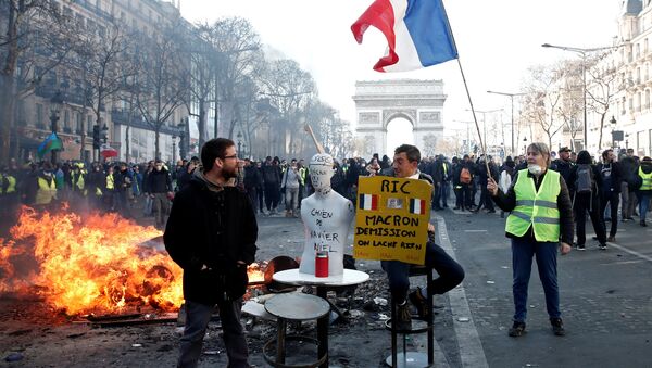 متظاهرو السترات الصفراء في باريس - سبوتنيك عربي