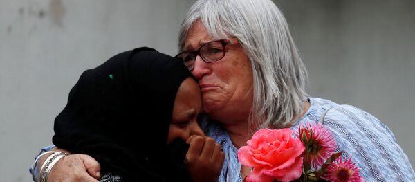 سيدة تحتضن أخرى قرب مسجد النور في كرايستشيرش - سبوتنيك عربي