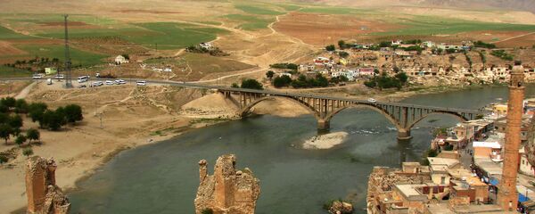 منظر للمدينة التركية حصن كيفا بجانب نهر دجلة منظر للمدينة التركية حصن كيفا بجانب نهر دجلة - سبوتنيك عربي