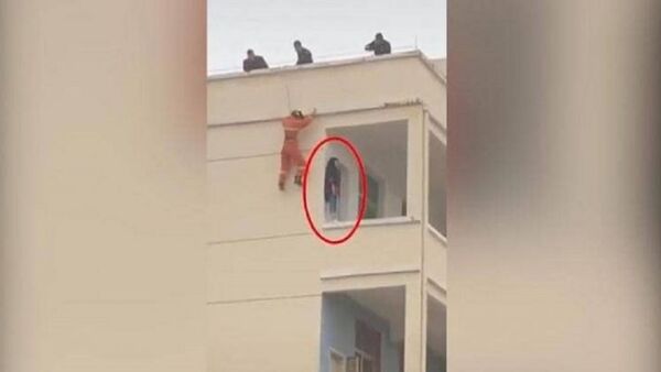 رجل إطفاء ينقذ فتاة من الانتحار - سبوتنيك عربي