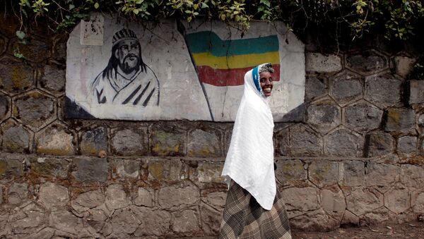 إثيوبية تسير من ورائها شعار لإمبراطور إثيوبيا تيودورس الثاني - سبوتنيك عربي