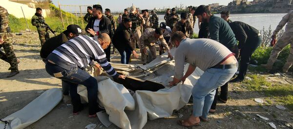 عمليات الإنقاذ بالقرب من موقع غرق عبارة في نهر دجلة بالقرب من الموصل في العراق - سبوتنيك عربي