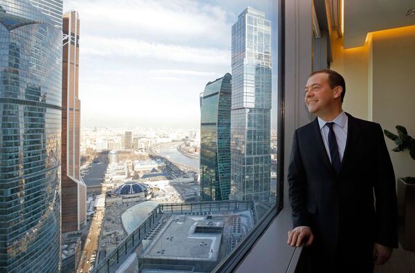 دميتري ميدفيديف، رئيس وزراء روسيا الاتحادية، في مركز الأعمال التجاري الدولي موسكو سيتي وسط العاصمة الروسية - سبوتنيك عربي