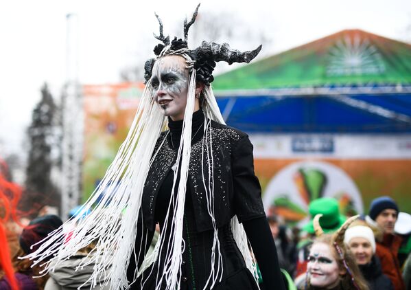 مشاركون في عرض بمناسبة يوم القديس باتريك في حديقة سوكولنيكي في موسكو - سبوتنيك عربي