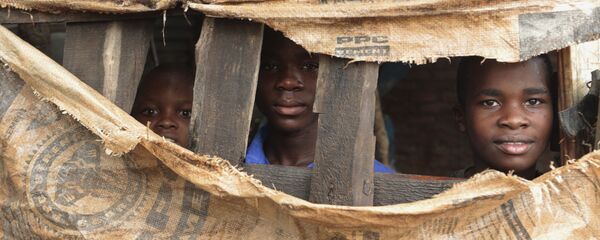 أطفال داخل ملجأ مؤقت في شيمانيماني، جنوب شرق هراري، زيمبابوي، 18 مارس/ آذار 2019 أطفال داخل ملجأ مؤقت في شيمانيماني، جنوب شرق هراري، زيمبابوي، 18 مارس/ آذار 2019 - سبوتنيك عربي
