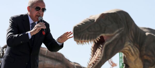 الرئيس التركي رجب طيب أردوغان بجوار نموذج الديناصورات خلال حفل افتتاح حديقة الملاهي عجائب أوراسيا في أنقرة، 20 مارس/ آذار 2019 الرئيس التركي رجب طيب أردوغان بجوار نموذج الديناصورات خلال حفل افتتاح حديقة الملاهي عجائب أوراسيا في أنقرة، 20 مارس/ آذار 2019 - سبوتنيك عربي