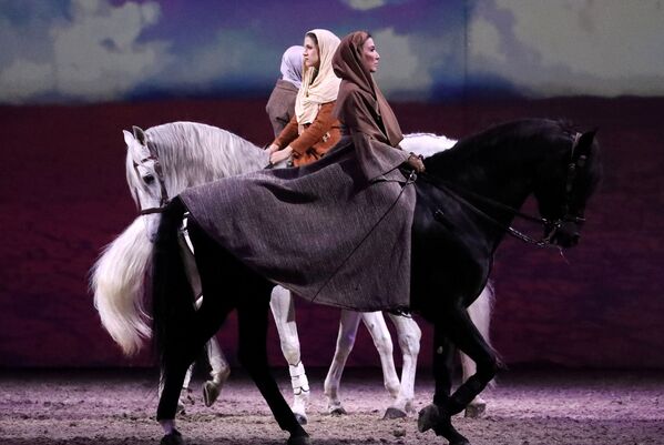 فنانون يركبون خيول خلال عرض Cavalluna, World of Fantasy في بروكسل، بلجيكا 16 مارس/ آذار 2019 - سبوتنيك عربي