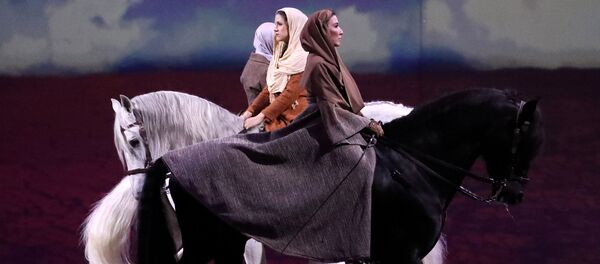 فنانون يركبون خيول خلال عرض Cavalluna, World of Fantasy في بروكسل، بلجيكا 16 مارس/ آذار 2019 - سبوتنيك عربي