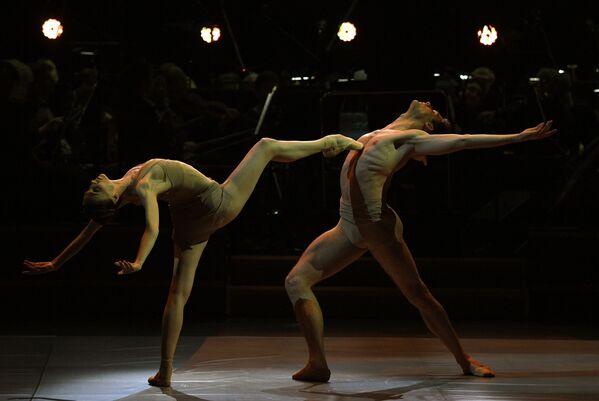 راقصة الباليه في المسرح الكبير الروسية سفيتلانا زاخاروفا، وراقص الباليه ياكوبو تيسي يؤديان رقصة باليه من مسرحية Caravaggio ل. مونتيفيردي، في حفل توزيع جوائز برافو - سبوتنيك عربي