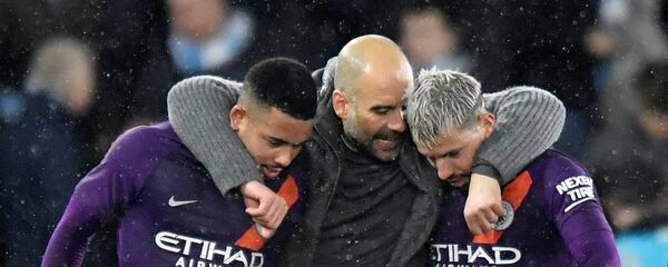 المدير الفني لنادي مانشستر سيتي بيب غوارديولا مع نجمي فريقه سيرجيو آغويرو وغابرييل خيسوس - سبوتنيك عربي